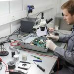 Vyezd-inzhenera-dlya-srochnogo-remonta-promyshlennoj-elektroniki-na-predpriyatii_